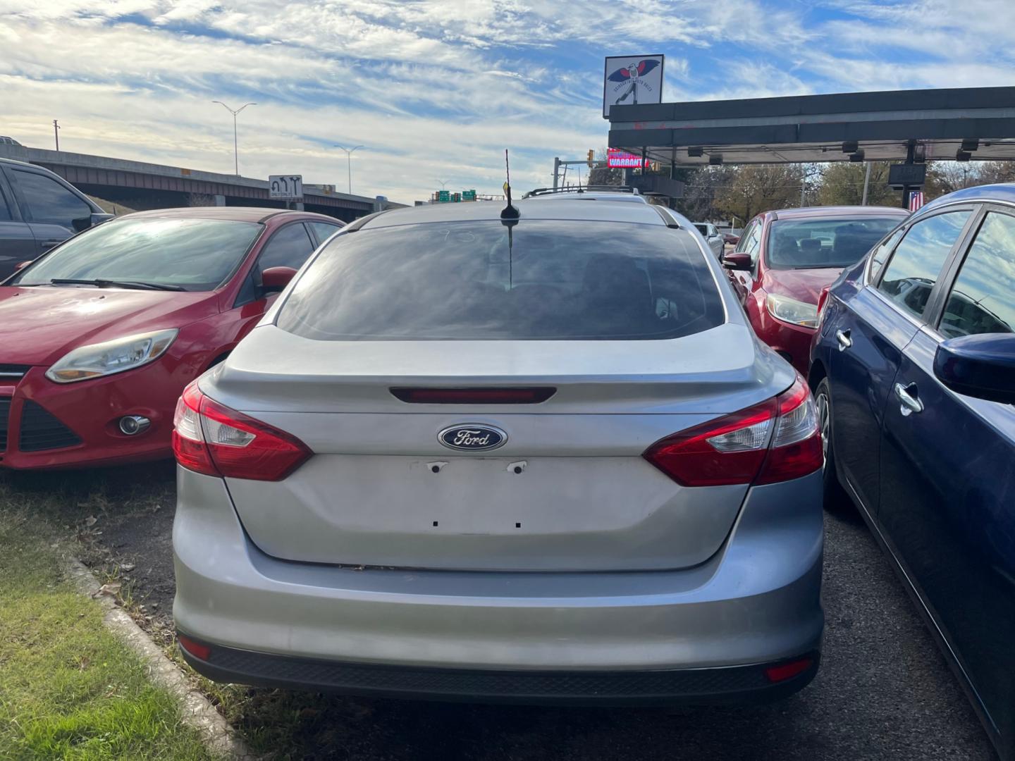 2014 SILVER FORD FOCUS SE SE Sedan (1FADP3F21EL) with an 2.0L L4 DOHC 16V engine, located at 8101 E. Skelly Dr., Tulsa, OK, 74129, (918) 592-3593, 36.121891, -95.888802 - Photo#1